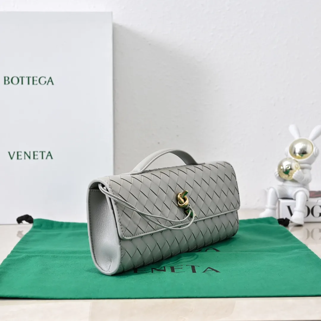 The batch of 1360 BV Andiamo evening handbags has been heavily planted again~ The designer aesthetics in the era of economic downturn are back. I fall in love with it at first sight and can't put it down. It's so beautiful and full of aura. The shape and texture are very competitive. It's light in weight and has sufficient capacity. It's a must-have for fashionistas. It's suitable for many occasions, minimalist, high-end and light luxury. Model No.: 741511 Size: 31*13*3cm